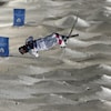 Un skieur acrobatique réalise une figure dans les airs.