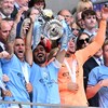 Des joueurs célèbrent avec la coupe.