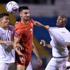 Un joueur canadien tire le maillot d'un adversaire pendant un duel.