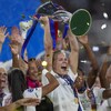 Ada Hegerberg soulève le trophée pour fêter le titre des Lyonnaises.