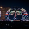 Une énorme salle de spectacle en forme de sphère avec des projections dessus aux couleurs de Las Vegas.
