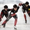 Ivanie Blondin, Béatrice Lamarche et Valerie Maltais patinent.