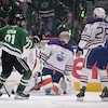 Les joueurs des Stars célèbrent un but devant Stuart Skinner et Connor Brown. 