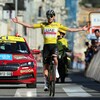 Le cycliste slovène lève les bras alors qu'il croise l'arrivée de la dernière étape, à Nice. 
