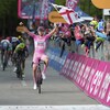 Le cycliste lève les bras pour célébrer sa victoire