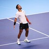 Il crie pour célébrer une victoire sur le court.