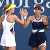 Deux joueuses de tennis s'encouragent en se tapant les mains.