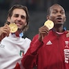 Deux athlètes en survêtement de sport montrent leurs médailles d'or.