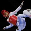 Deux taekwondoïstes s'affrontent lors d'un combat.