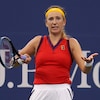 Une joueuse de tennis ouvre les bras en signe d'incompréhension.