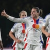 Des joueuses de soccer célèbrent un but. 
