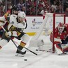 William Karlsson contourne le filet pour tenter de marquer.