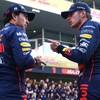 Les deux pilotes de formule 1 discutent.