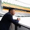 Victor Cui regarde le terrain enneigé au Stade du Commonwealth. 