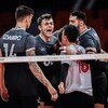 Des joueurs de l'équipe nationale masculine se rassemblent pour célébrer après avoir réussi un point. 