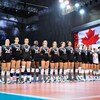 Les joueuses de la formation canadienne sont les unes à côté des autres pendant l'hymne national du Canada.