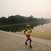 Une femme fait son jogging aux abords de la Reflecting Pool, le grand bassin devant le Monument de Washington, caché derrière une épaisse fumée qui masque même le soleil.