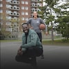 Photo de Xavier Jourson et de la joueuse de basketball Brigitte Lefebvre-Okankwu sur un court de basketball.