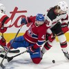 Agenouillé, Simoneau cherche à s'emparer de la rondelle.