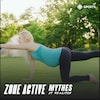 Une femme enceinte fait des exercices d'abdominaux.
