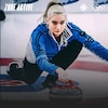 Un joueuse de curling s'élance avec une pierre sur la glace.