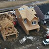 Images aériennes de maisons en construction dans un nouveau quartier, à l'est de Regina, en Saskatchewan, au printemps 2022.