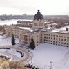 Vue aérienne de l'Assemblée législative de la Saskatchewan, à Regina. Hiver.