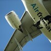 Un avion d'Air Transat vu d'en bas.