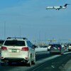 Un avion survole la promenade Lewvan alors qu'il s'apprête à atterrir à l'aéroport de Regina.