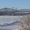 Le pont de Québec et le pont Pierre-Laporte vus de loin l'hiver.