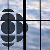 Le logo de Radio-Canada dans une vitrine de la Nouvelle maison.