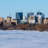 Le centre-ville de Regina et le lac Wascana gelé par une froide journée d'hiver.