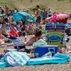 Des touristes profitent de la plage de Regina Beach, en Saskatchewan, lors d'une canicule.