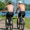 Deux cyclistes dans le parc Wascana, à Regina, en Saskatchewan, lors d'une journée de canicule durant l'été 2022.
