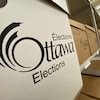 Des cartons sur lesquels est écrit «Élections Ottawa».