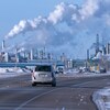 La raffinerie Co-op avec ses nuages de pollution en hiver à Regina.