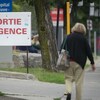 Une femme marche près d'un hôpital à Montréal.