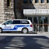 Une voiture de police est stationnée devant le Musée des beaux-arts de Montréal.