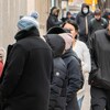 Des piétons sur un trottoir au centre-ville de Regina, en Saskatchewan.