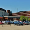 Un stationnement d'un Hôpital à Regina avec des véhicules.