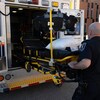 Un ambulancier en train de travailler.