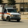 Une ambulance de Regina arrêtée à un coin de rue.