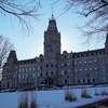 L'hôtel du parlement à Québec en hiver.