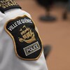 L'insigne de la police de Québec sur la manche d'une chemise.
