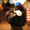 Une personne sans-abri trimballe son barda dans les rues de Québec, la nuit.
