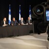 Des ministres québécois assis à une table lors d'une conférence de presse.
