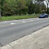 Une voiture passe sur un nouveu type de marquage au sol qui fait l'objet d'un projet pilote à Québec.