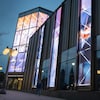 L'édifice la nuit. La tour centrale du CNA est illuminée d'une projection qui fait la promotion d'éléments de sa programmation.