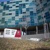 Une enseigne devant un pavillon de l'Université d'Ottawa. 