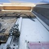 Une porte verrouillée d'un cadenas et d'une chaîne aux fenêtres barricadées.